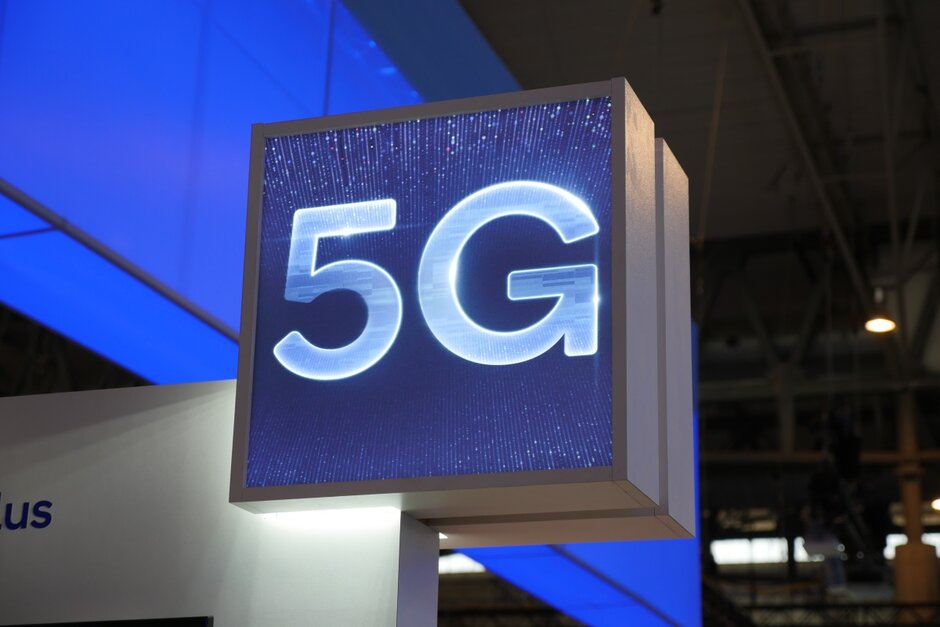 The first US 5G awards spread the wealth between Verizon, T-Mobile, and AT&amp;T