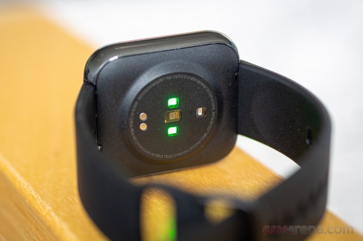 Charging pins, PPG optical heart rate sensor, and SpO2 sensor on Realme Watch
