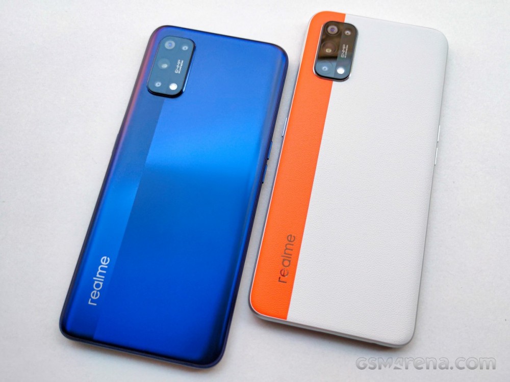 Realme 7 Pro Mirror Blue variant (left) with Realme 7 Pro SE (right)