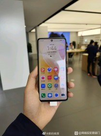Huawei nova 8 in-hand